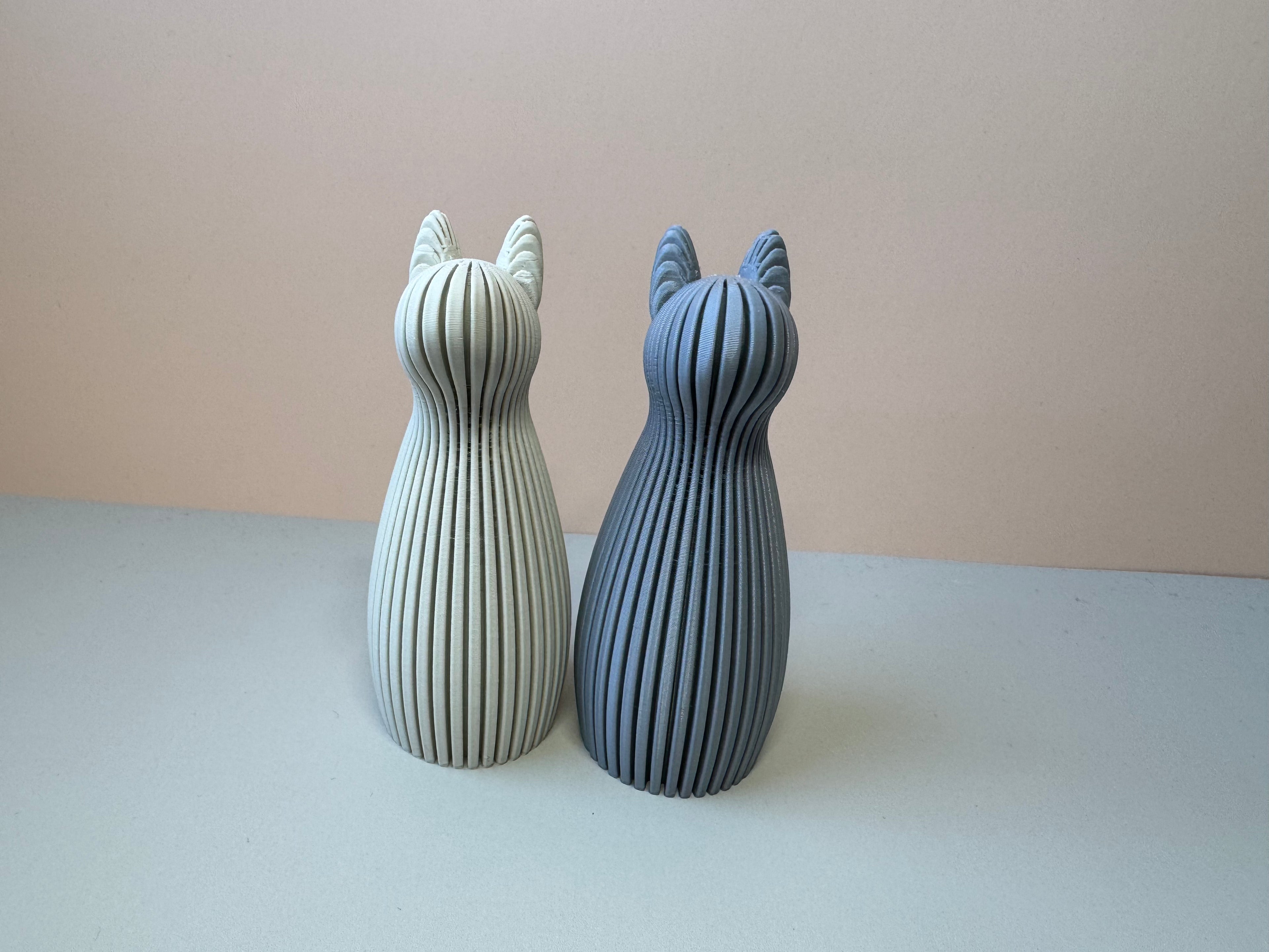 Katten beeldje voor bij familiebeeld/koppelbeeld