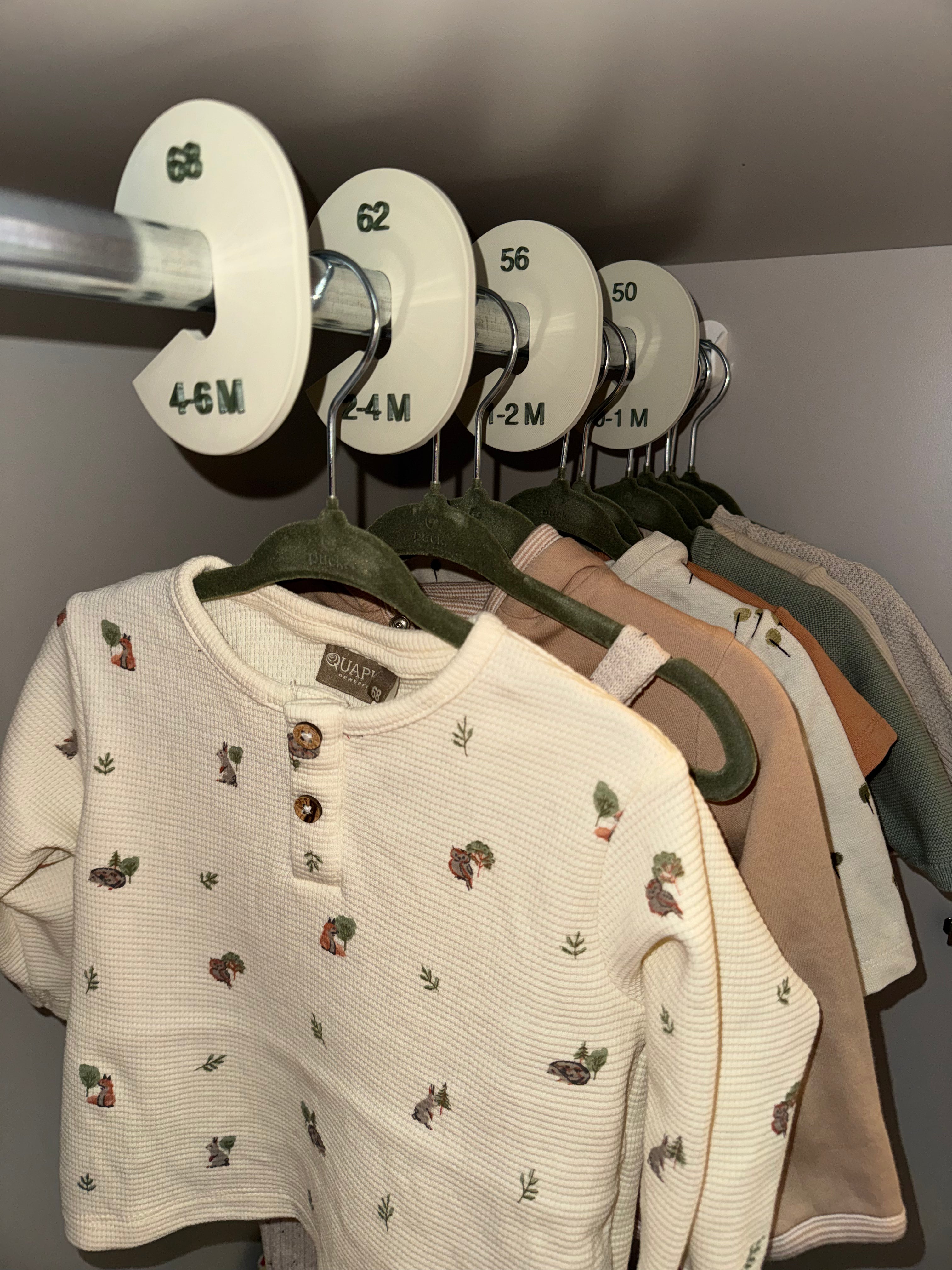 Kledinghangers met maatverdeling voor babykleertjes