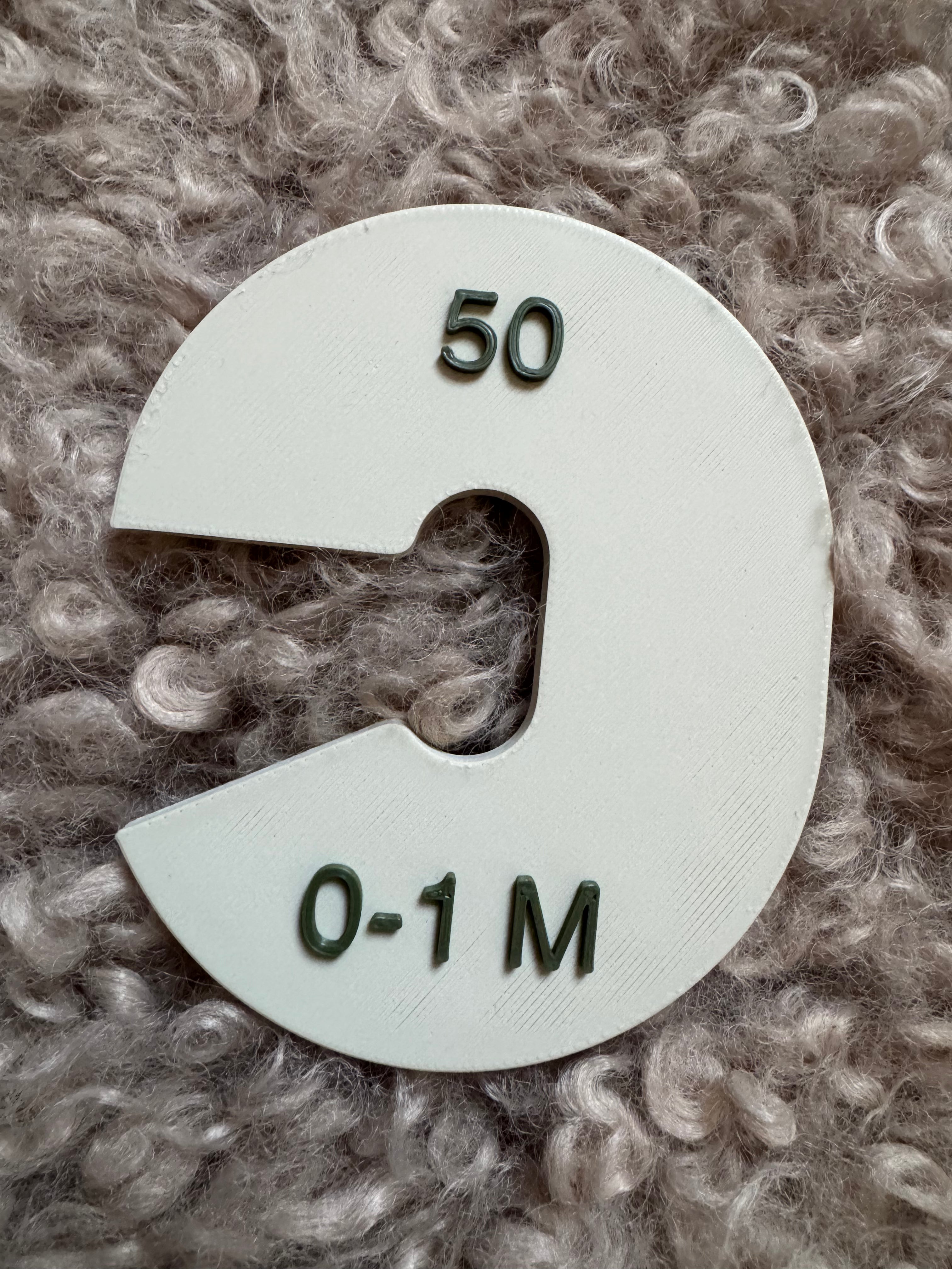 Kledinghangers met maatverdeling voor babykleertjes