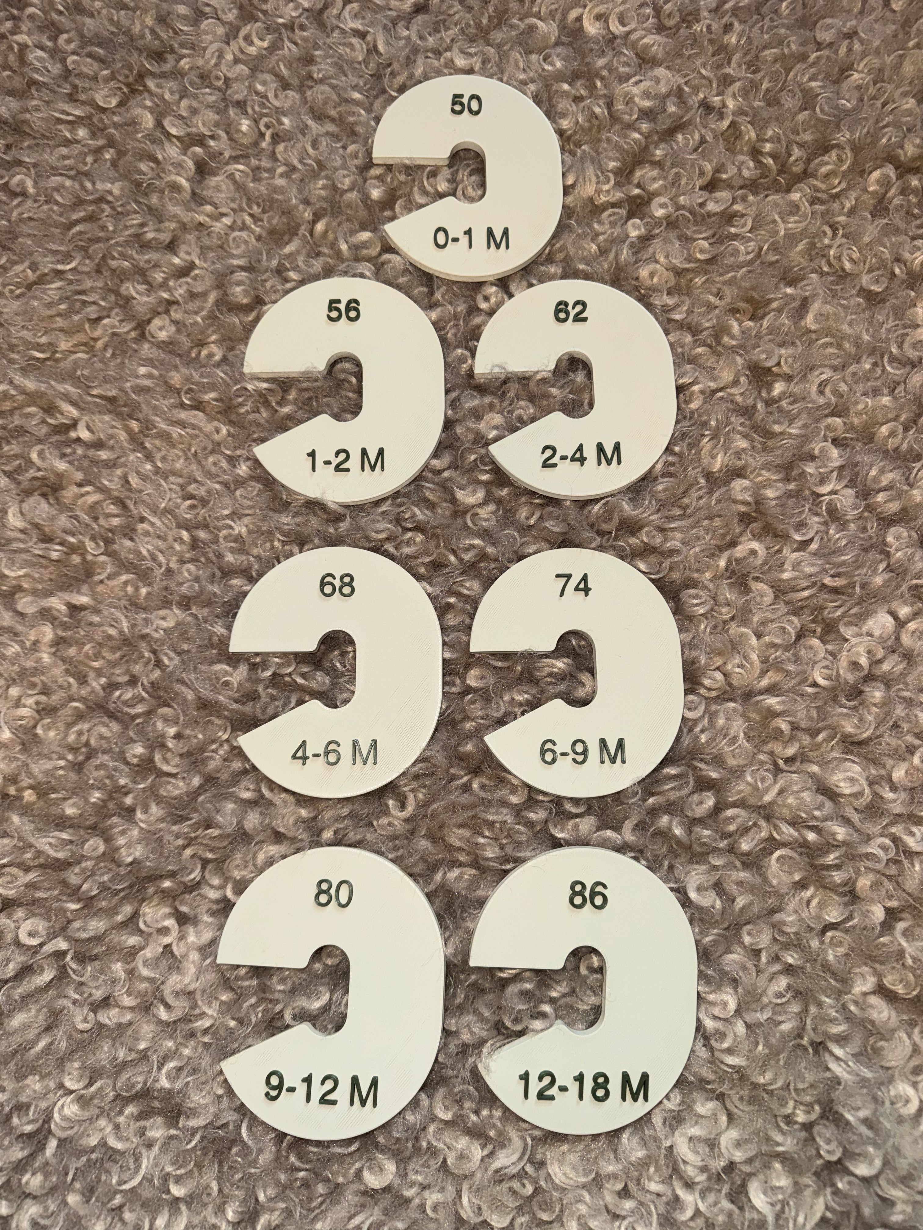 Kledinghangers met maatverdeling voor babykleertjes