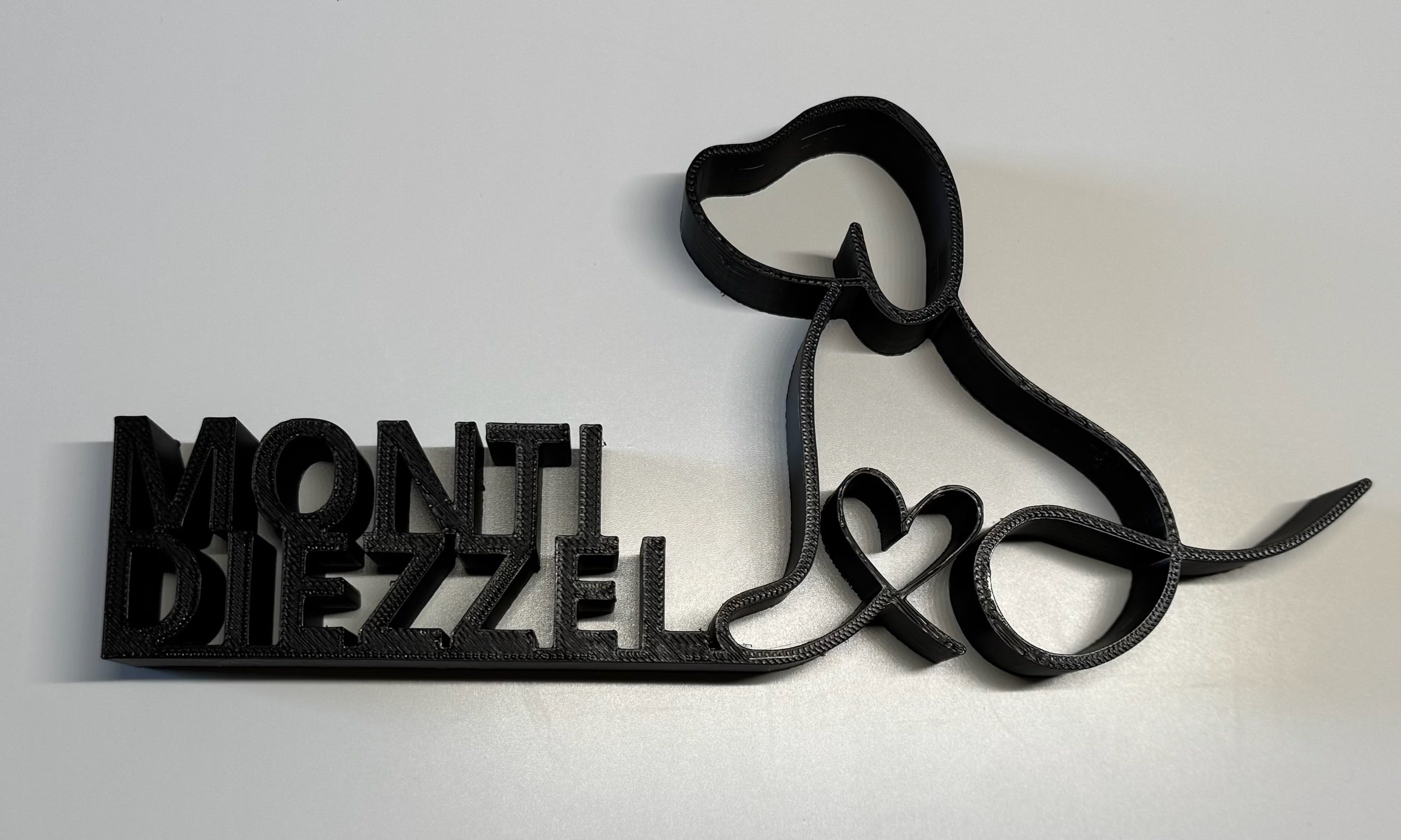 Gepersonaliseerde One-Line beeldje hond met maximaal 3 namen.